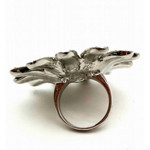 Ring- Margriet bezet met Swarovski