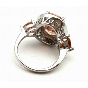 Ring bezet met Zalm-roze Zirkonia steen en Swarovski 