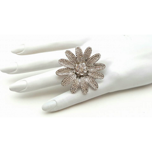 Ring- Margriet bezet met Swarovski
