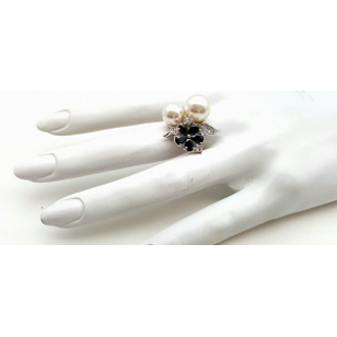 Ring bezet met Parels en Swarovski kristallen Bloem