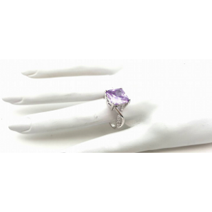Ring bezet met grote Zirkonia -lila en Swarovski kristal