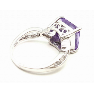 Ring bezet met grote Zirkonia -lila en Swarovski kristal