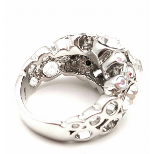 Ring met rondom bezet met Swarovski 