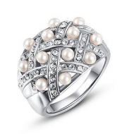 Ring bezet met Swarovski kristallen en kleine pareltjes