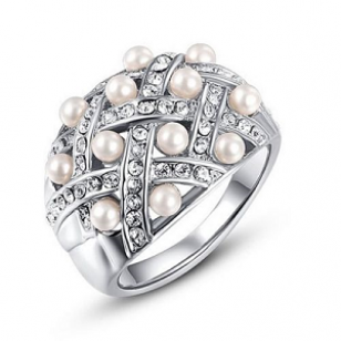 Ring bezet met Swarovski kristallen en kleine pareltjes